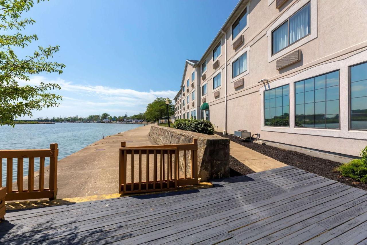 Comfort Inn River'S Edge Huron Buitenkant foto
