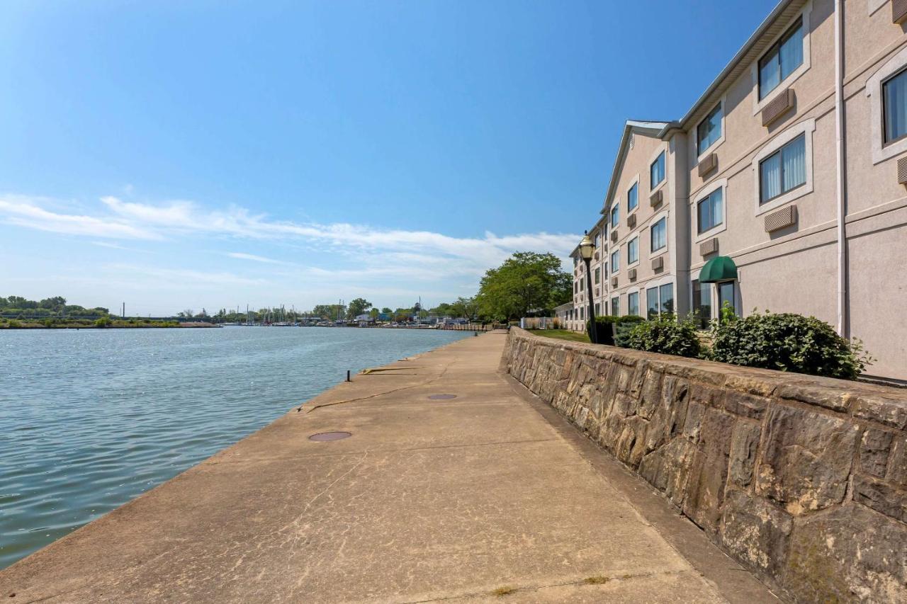 Comfort Inn River'S Edge Huron Buitenkant foto