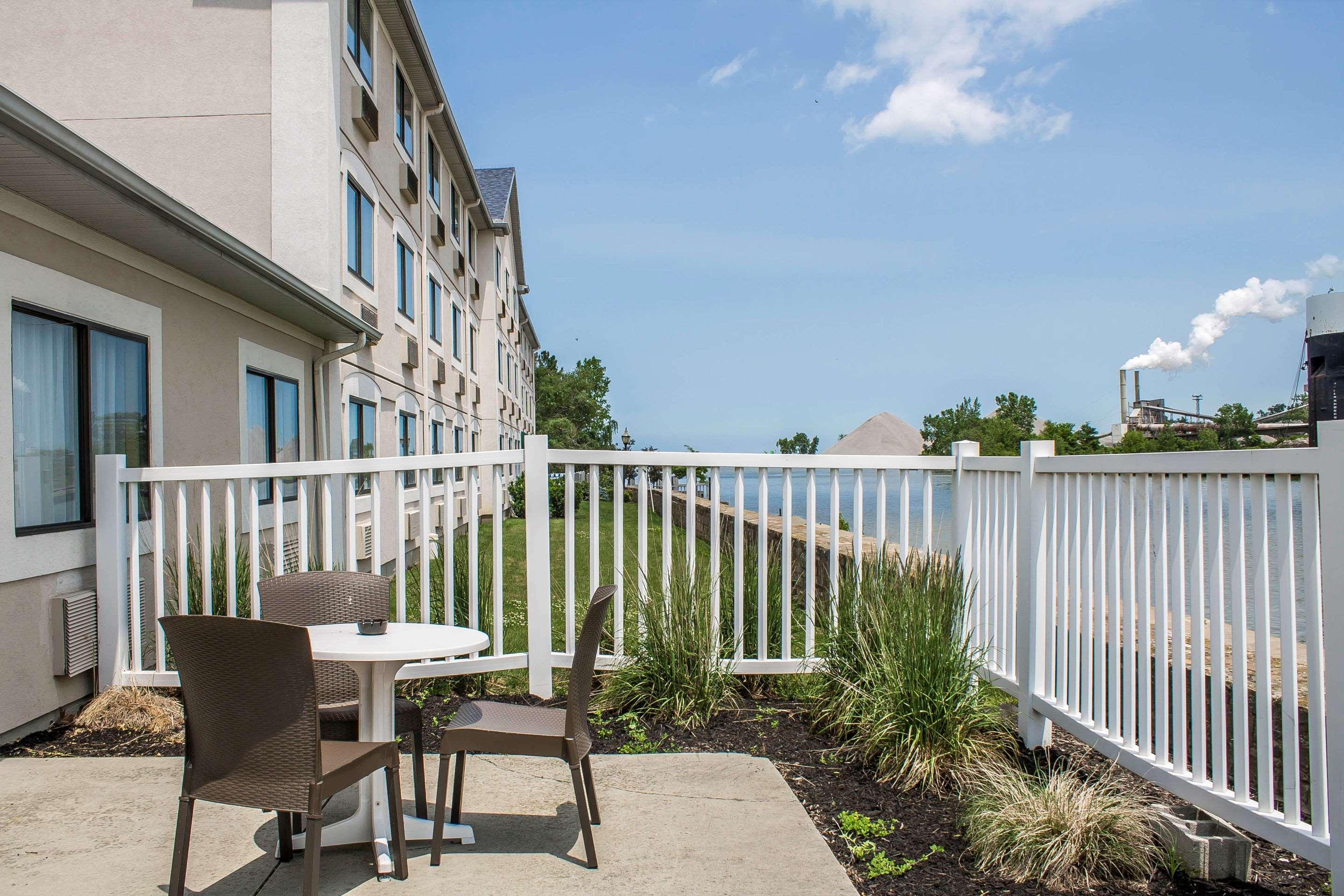Comfort Inn River'S Edge Huron Buitenkant foto